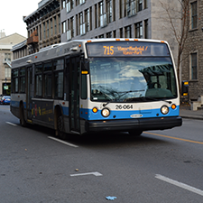 La politique tarifaire de la Société de transport de Montréal qui ne permet pas à un usager du transport adapté d'acquitter son droit de passage par des titres unitaires portés sur une carte Opus n’es