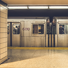 Parce que son préposé a omis d’aviser les ambulanciers qui se trouvaient sous un wagon du métro afin d’y dégager le corps d’un homme suicidé que leur vie n’était pas en péril malgré l’alarme sonnée à 