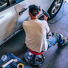 La pratique, en assurance de dommage automobile, qui consiste à diminuer le taux horaire lorsque les réparations sont effectuées par l’assuré