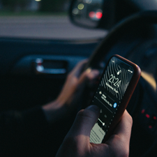 On confirme que la prise de notes, par un automobiliste, sur son cellulaire (même pour quelques secondes, à un feu de circulation) implique de faire usage de l’appareil, aux fins de la prohibition du 
