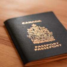 Un adolescent a le droit de refuser de fournir une copie de ses passeports et autres documents personnels 