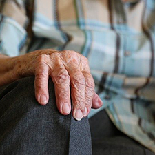 Une femme âgée a été privée de tous ses biens et de tous ses droits par une connaissance, laquelle s’est fait aider par une travailleuse sociale et un avocat pour l’isoler et la traîner de force