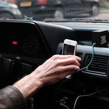 Le fait de brancher un telephone cellulaire eteint au reseau