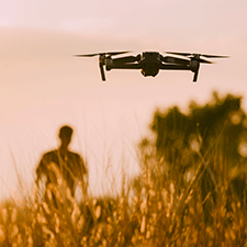Drone intercepté au pénitencier de Donnacona : pour avoir introduit sur le terrain de l’institution carcérale un colis qui contenait, entre autres choses, du cannabis, deux hommes se voient imposer, respectivement, des peines de 18 et 30 mois d’emprisonnement.