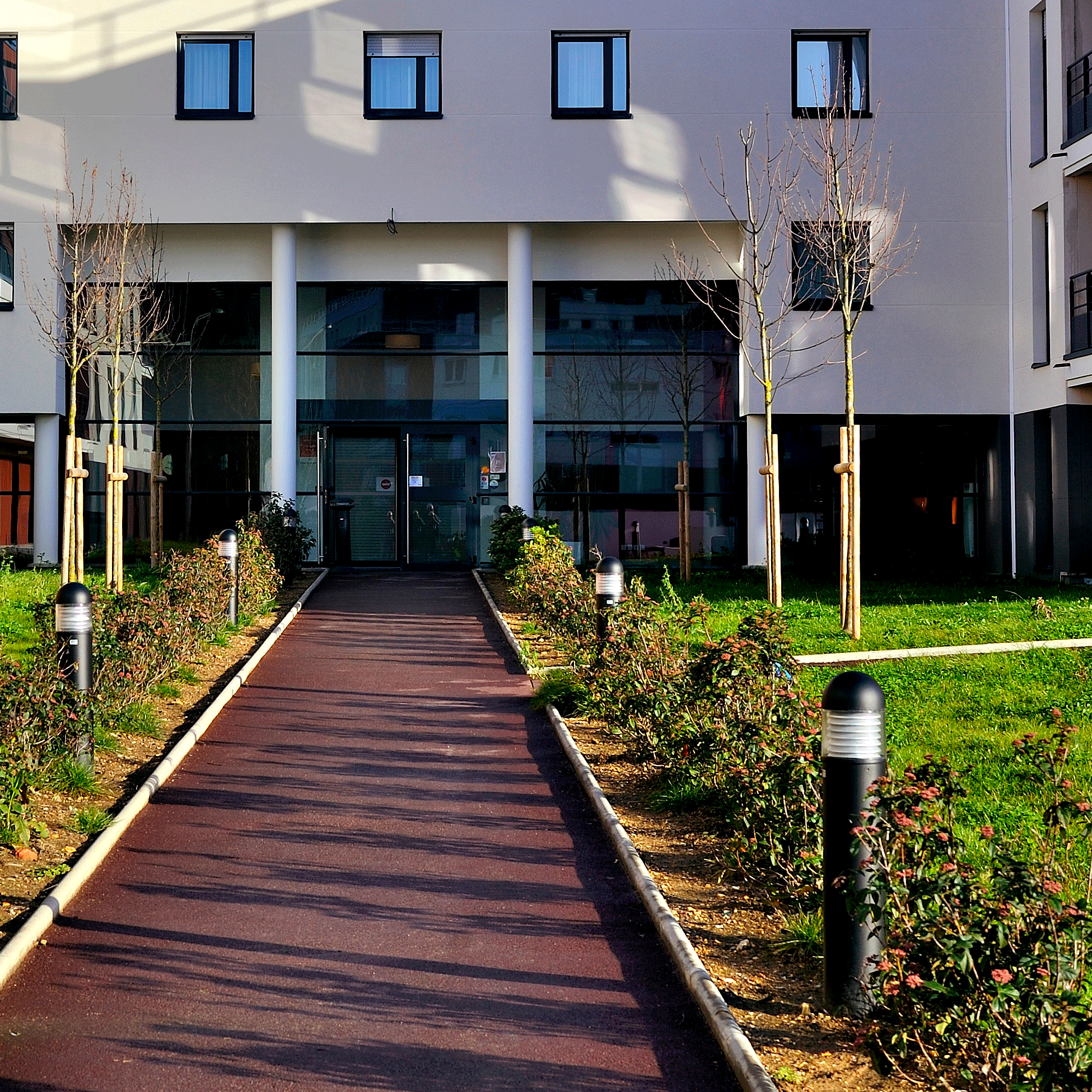 Une propriétaire et un gestionnaire d’immeuble locatif doivent payer 11 980,74 $ à l’occupante d’un logement de l’immeuble, pour les dommages causés par leur décision de l’évincer sans attendre la déc